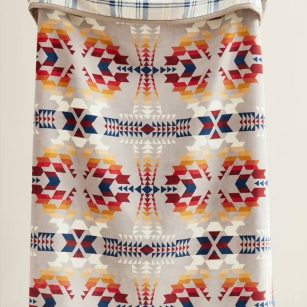 Pendleton Reversible Plush Throw Blanket - Legend Lake Grey - Picture 3 of 4